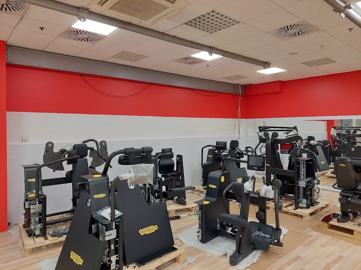 Fitness centrum s červenou akcentovou stenou