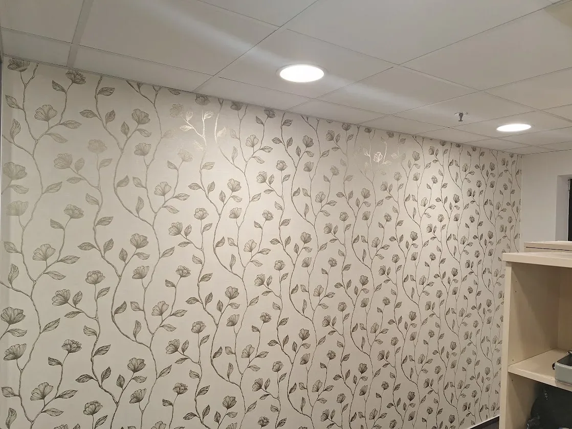 Stena s jemným rastlinným vzorom