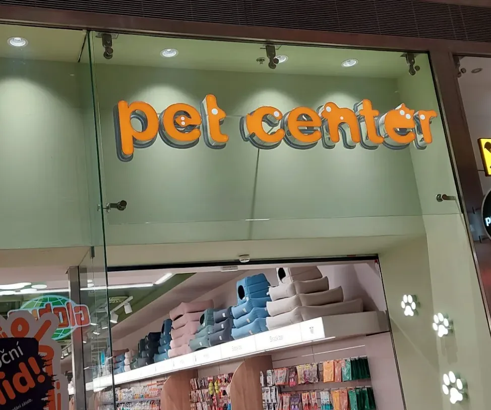 Dokončená predajňa v obchodnom centre po maľovaní
